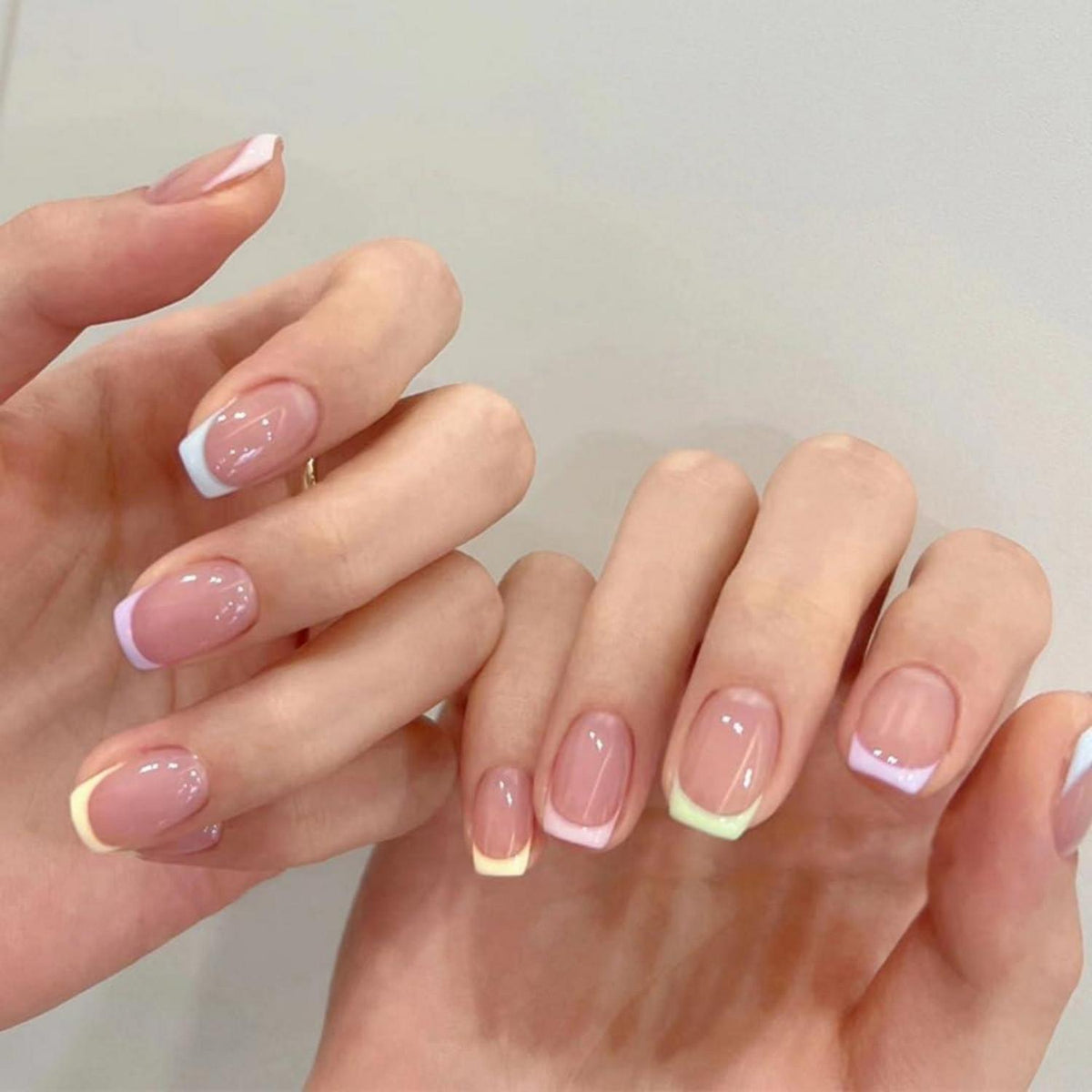Kurze French Tip Nägel zum Aufkleben – Bunt & Eckig