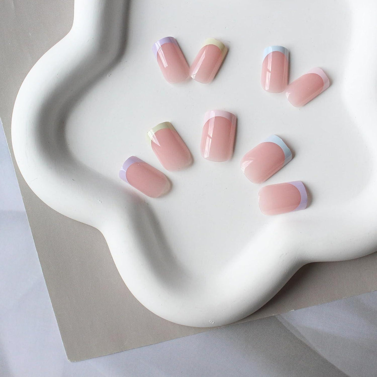Kurze French Tip Nägel zum Aufkleben – Bunt & Eckig