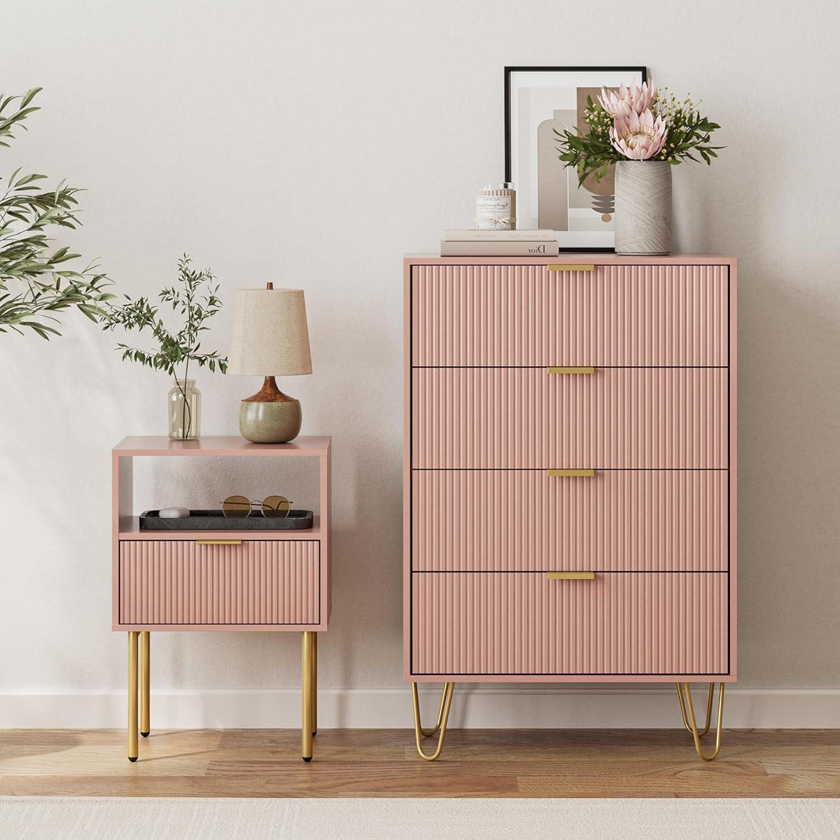 Rosa Kommode mit 4 Schubladen & Goldbeinen – Boho Beistellschrank