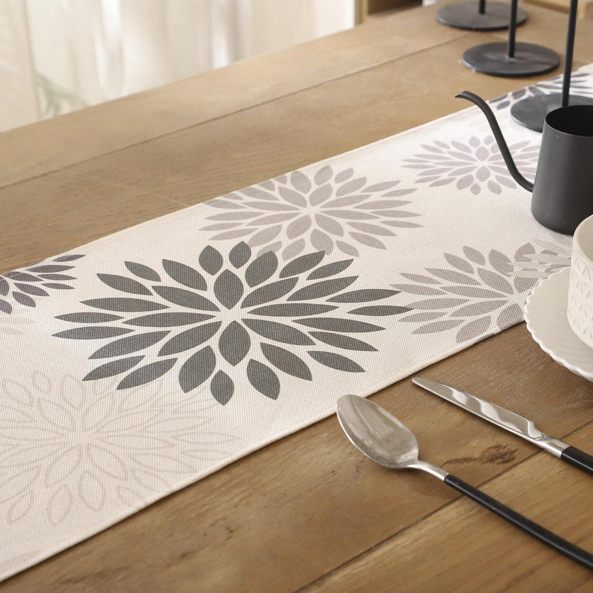 Grauer Tischläufer mit Dahlien | Modern & Dekorativ 33x183 cm