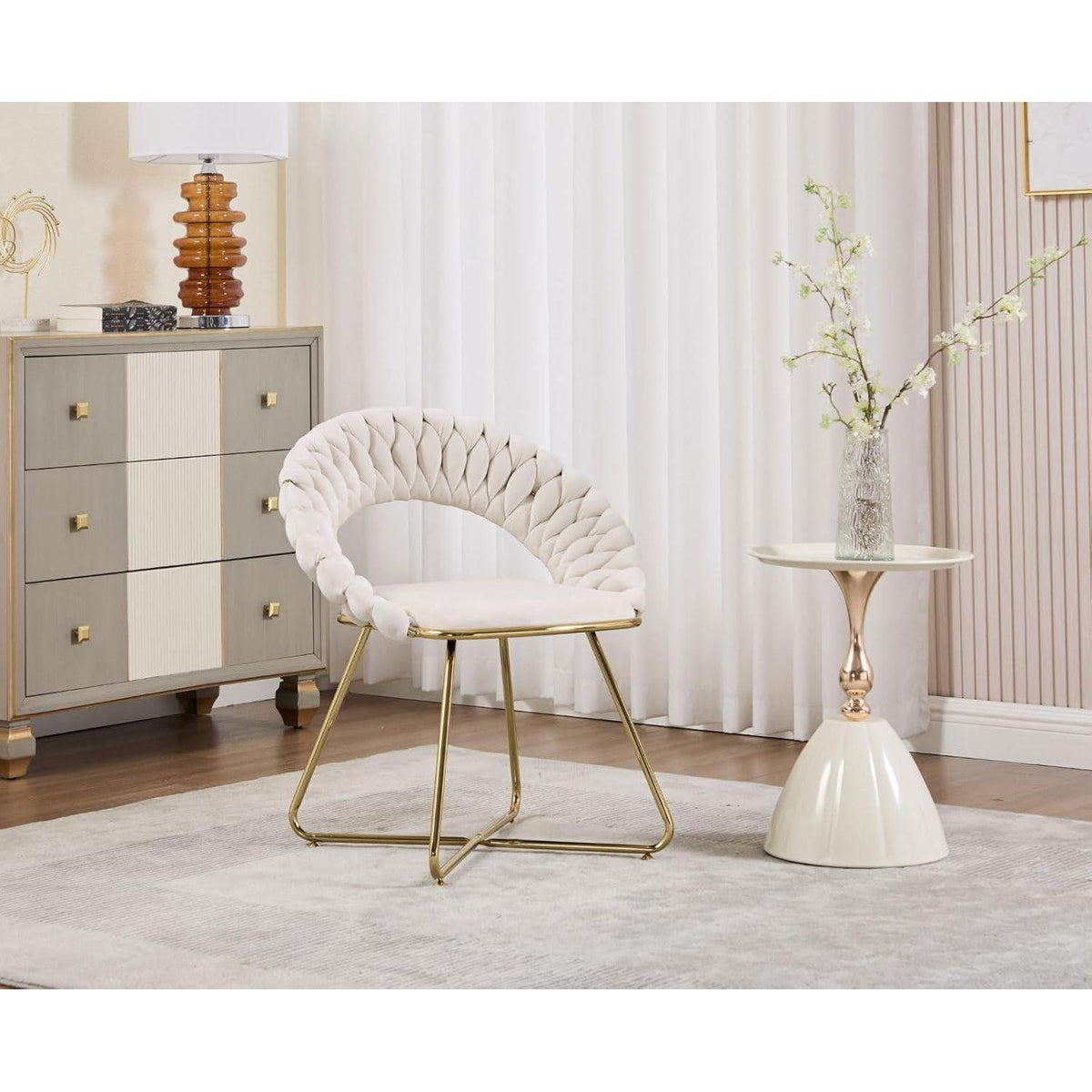 Beiger Loungesessel mit Samt & Goldbeinen