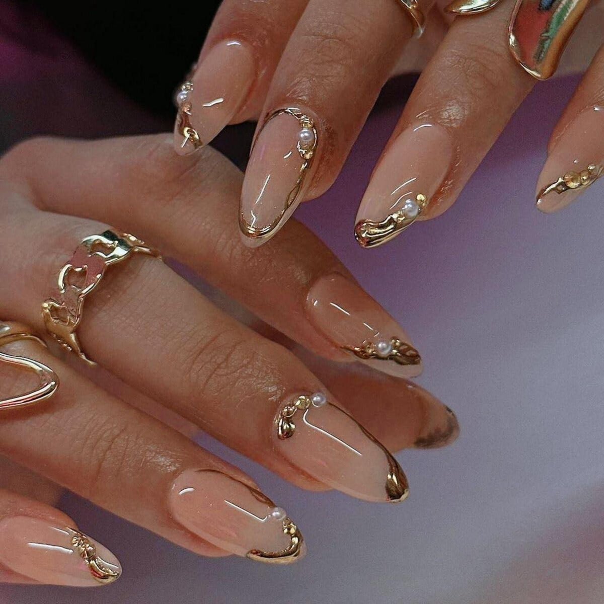 24 Kurz Nägel Aufkleben Gold Mandel mit 3D Metallic Muster