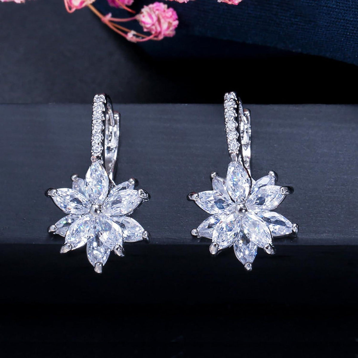 Blumen Creolen Silber mit Zirkonia – Damen Ohrringe