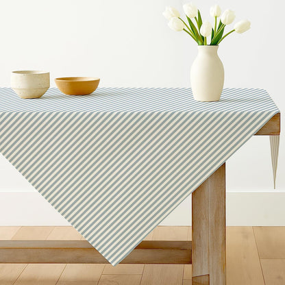 Hellblaue Tischdecke gestreift 100x100 cm – Modern & Pflegeleicht