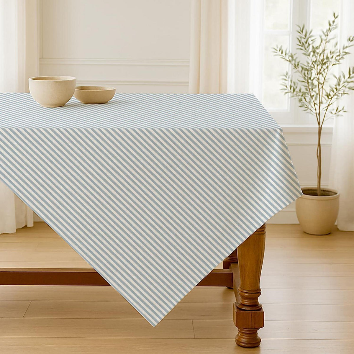 Hellblaue Tischdecke gestreift 100x100 cm – Modern & Pflegeleicht