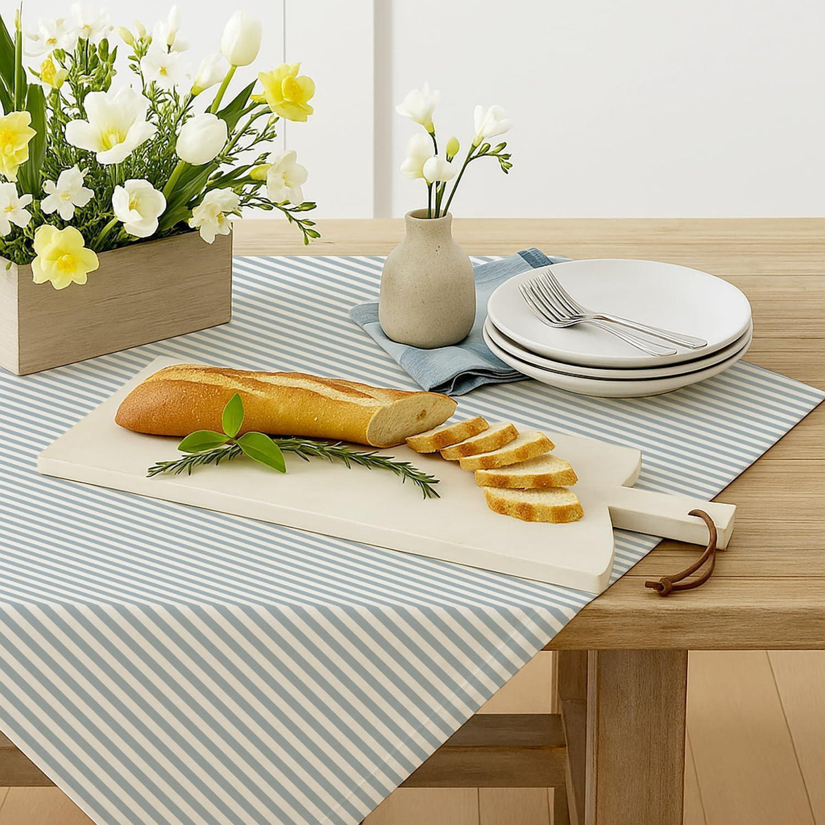Hellblaue Tischdecke gestreift 100x100 cm – Modern & Pflegeleicht