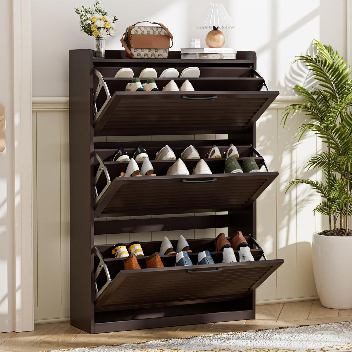 Schmaler Schuhschrank mit Klappläden – Platzsparend & Modern