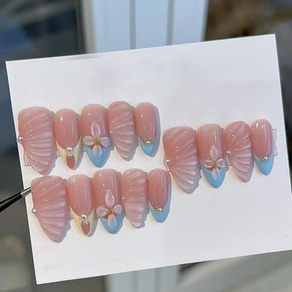 Blaue Almond Press on Nails mit Blumen & Perlen Design