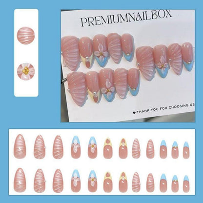 Blaue Almond Press on Nails mit Blumen & Perlen Design