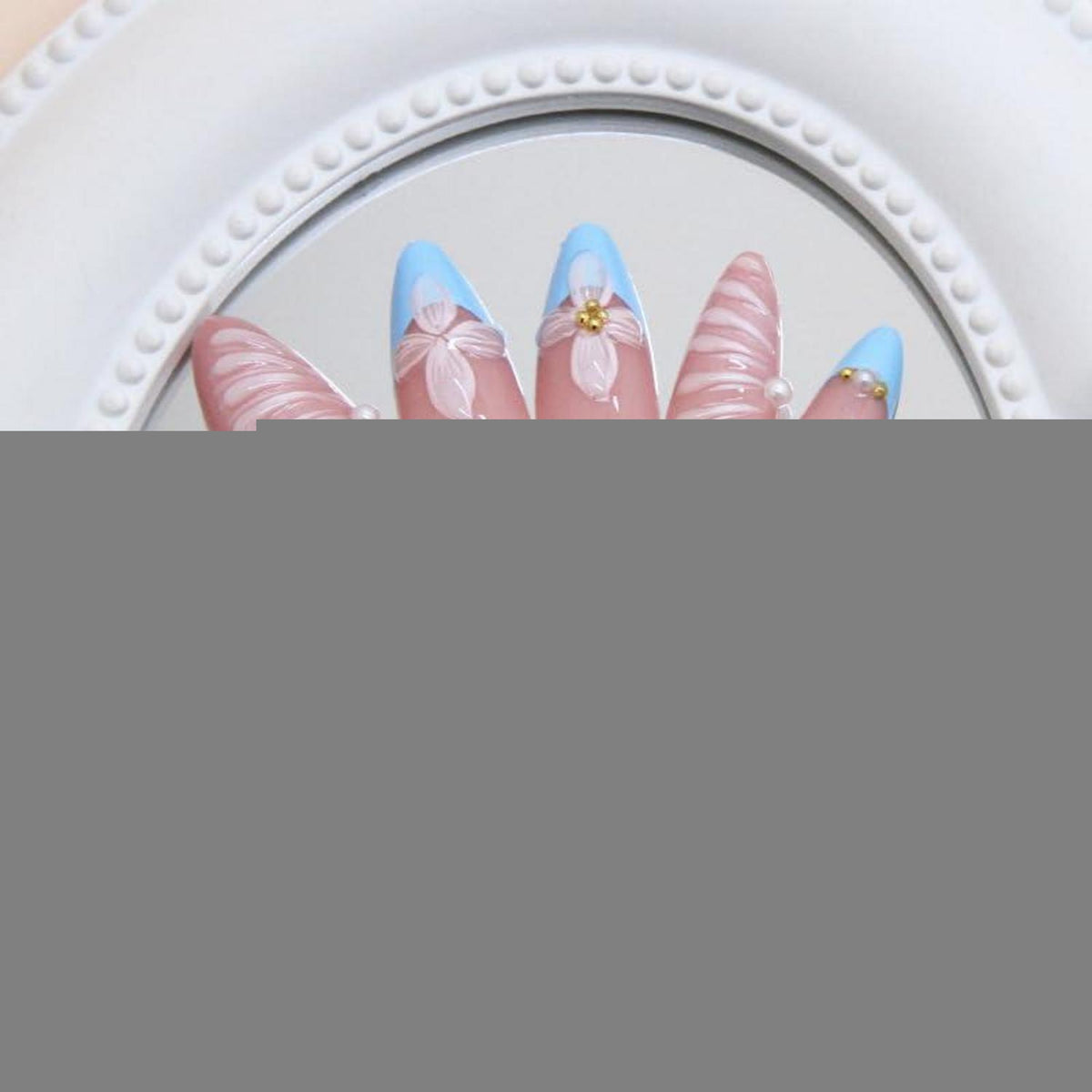 Blaue Almond Press on Nails mit Blumen & Perlen Design