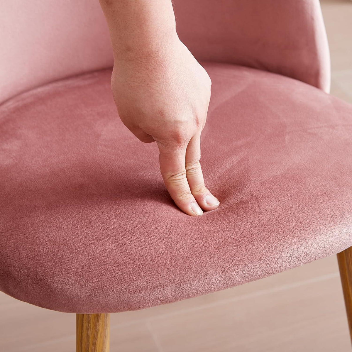 Runder Esstisch mit 4 Samtstühlen – Rosa & Weiß