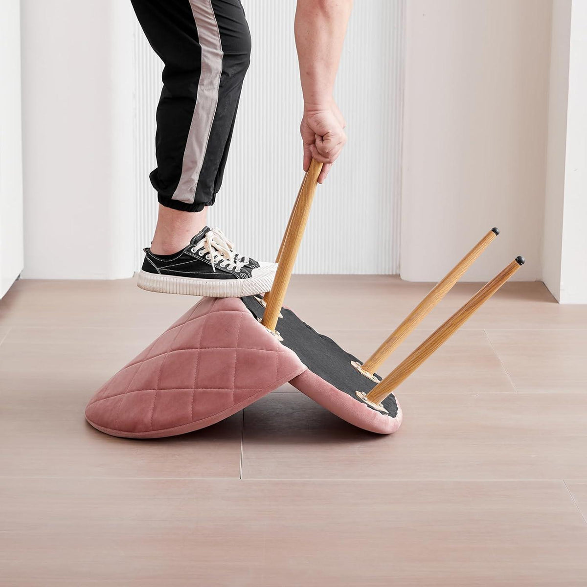 Runder Esstisch mit 4 Samtstühlen – Rosa & Weiß
