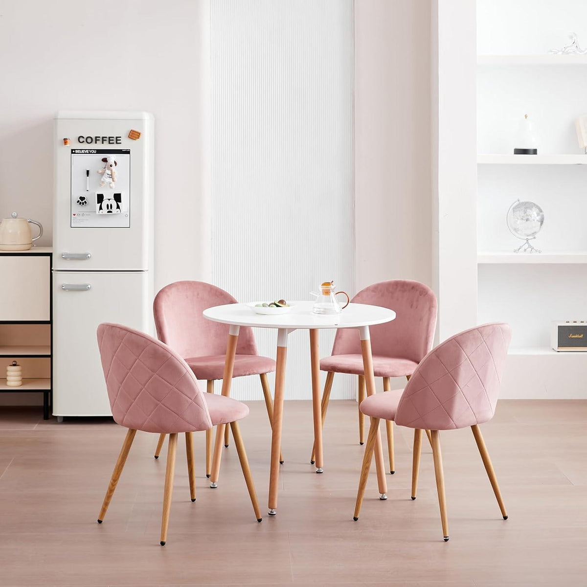 Runder Esstisch mit 4 Samtstühlen – Rosa & Weiß