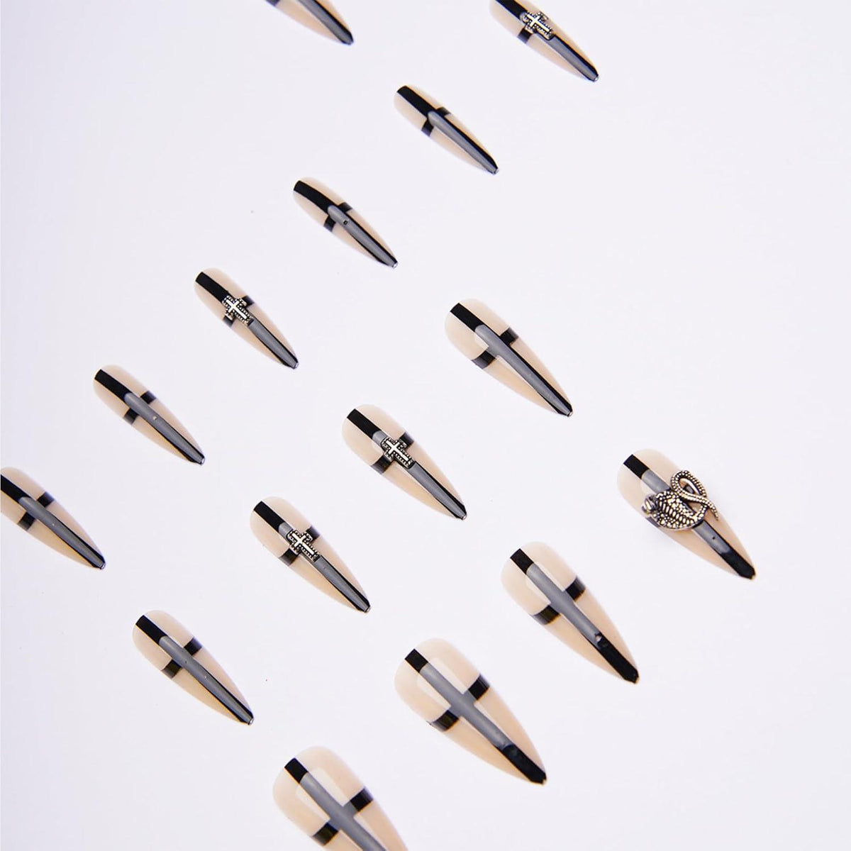 24 Press On Nails Lang Mandel Schwarz Goth Schmetterling Design
