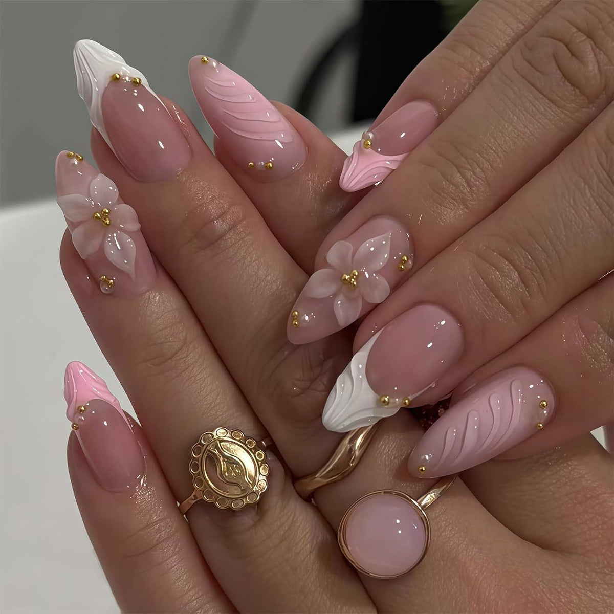 Pinke Mandel Press On Nägel mit Blumen & Goldperlen