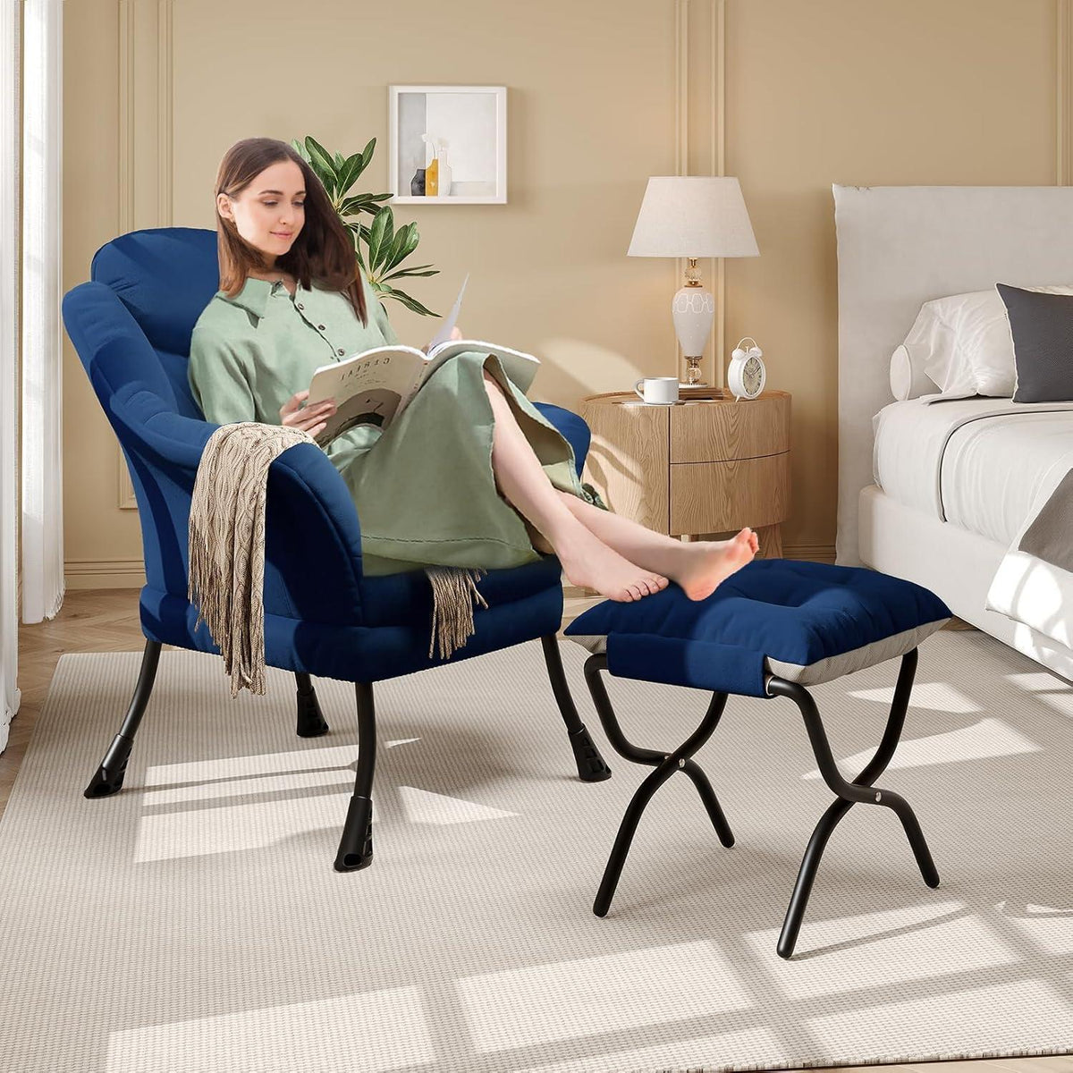 Bequemer Sessel mit Hocker – Modernes Lounge-Design in Blau