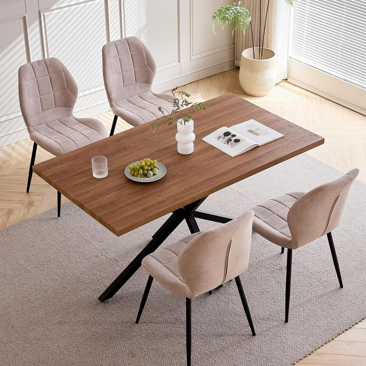 Essgruppe Holz-Metall 140x78cm mit 4 beigen Stühlen