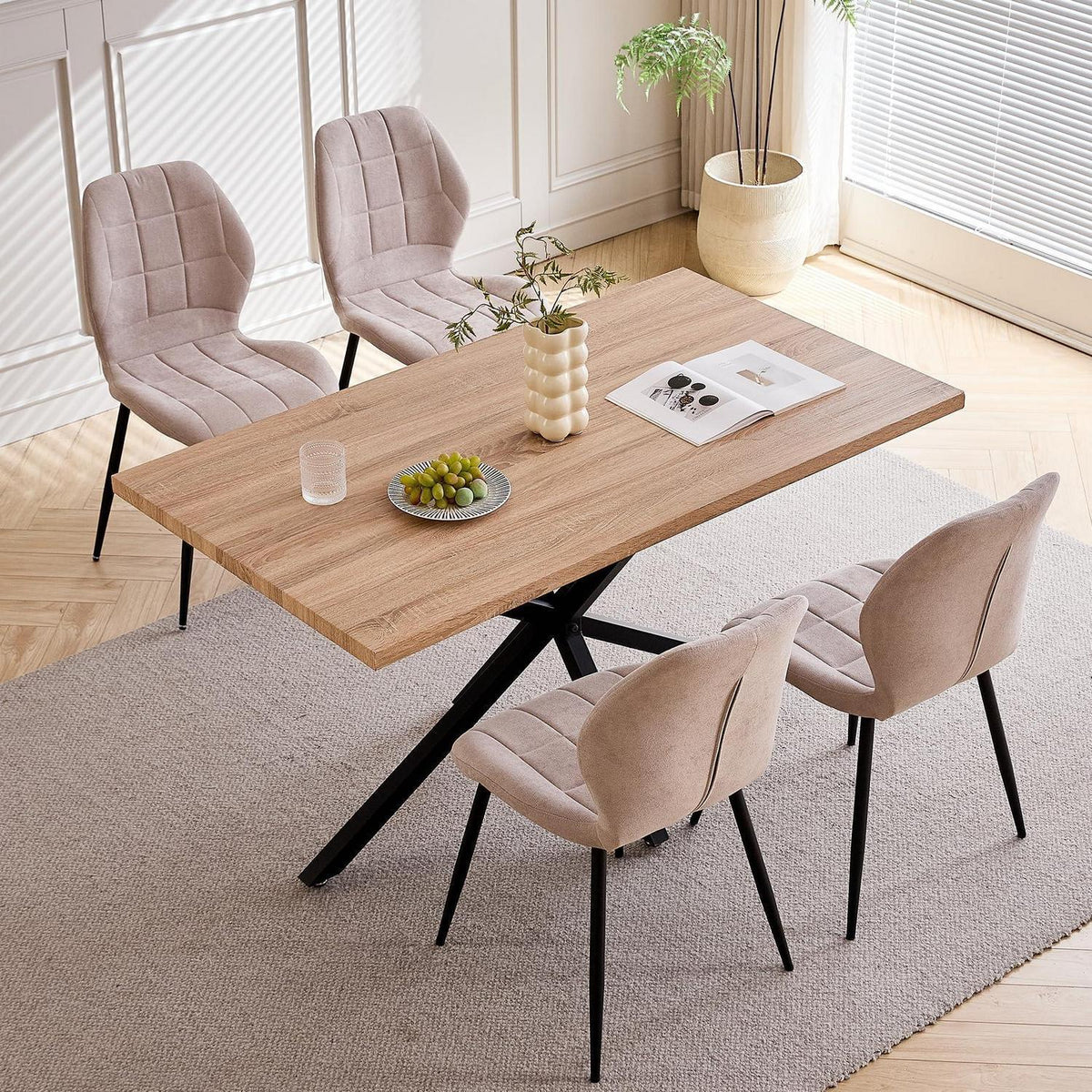 Essgruppe Holz 140x78cm mit 4 beigen Stühlen