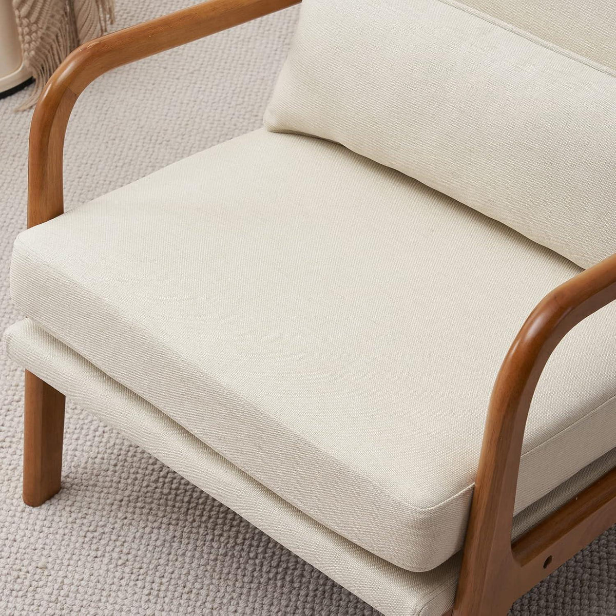 Cremeweißer Lounge-Sessel mit Massivholzrahmen & Mid-Century Stil