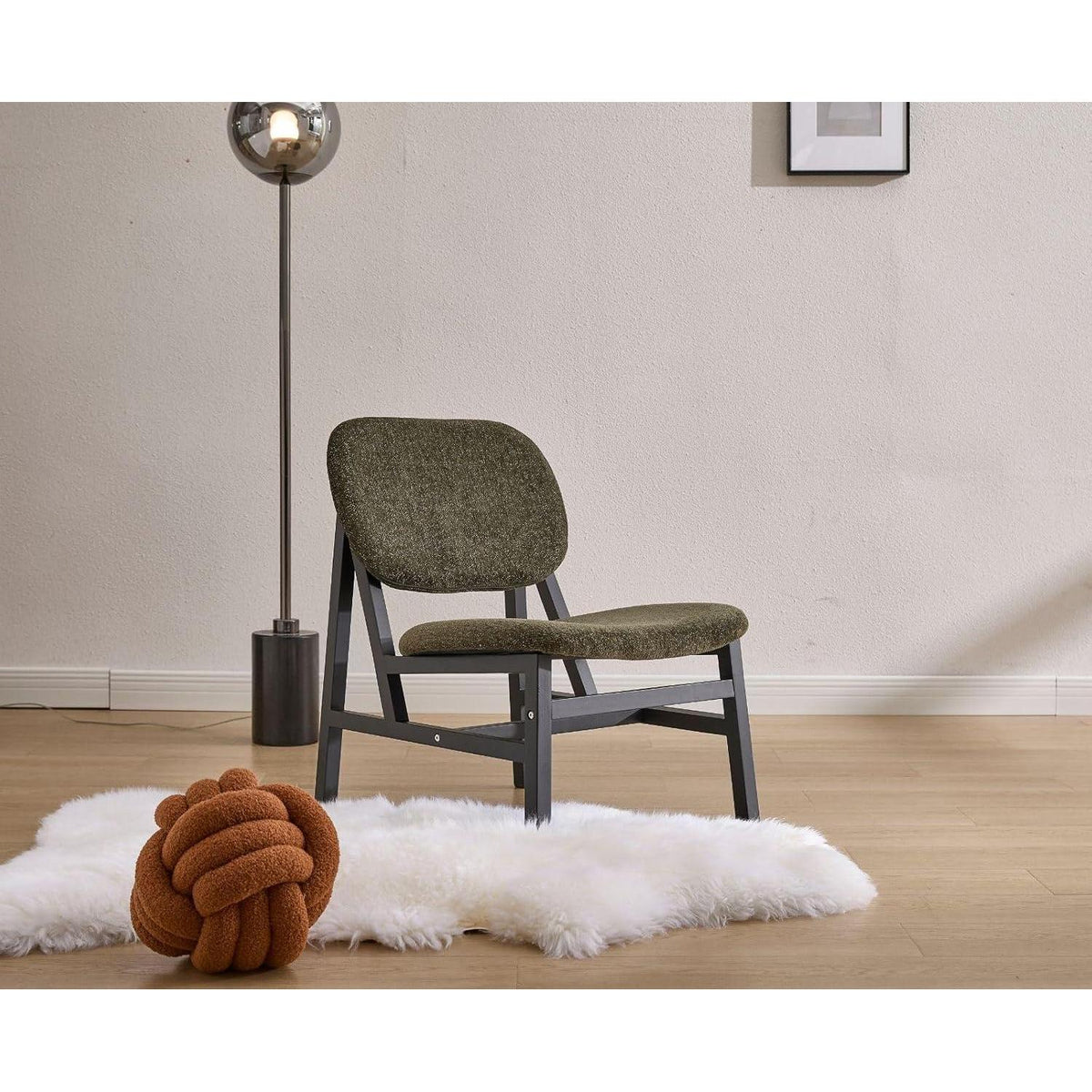 Grüner Chenille Loungesessel mit Holzbeinen – Scandinavian Akzentstuhl